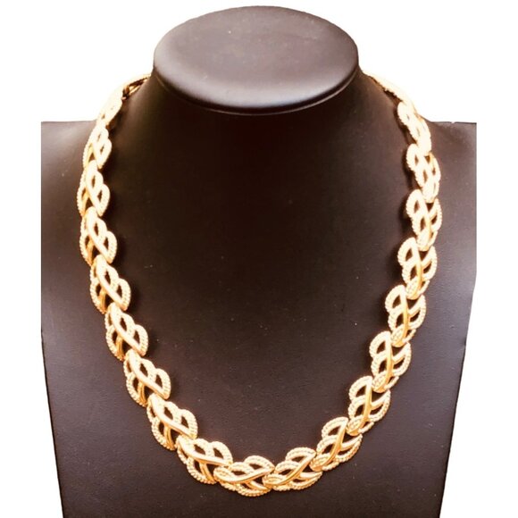 Unbranded Jewelry - Chunky Vintage Modernist Gold Tone Leaf Link Chain Necklace